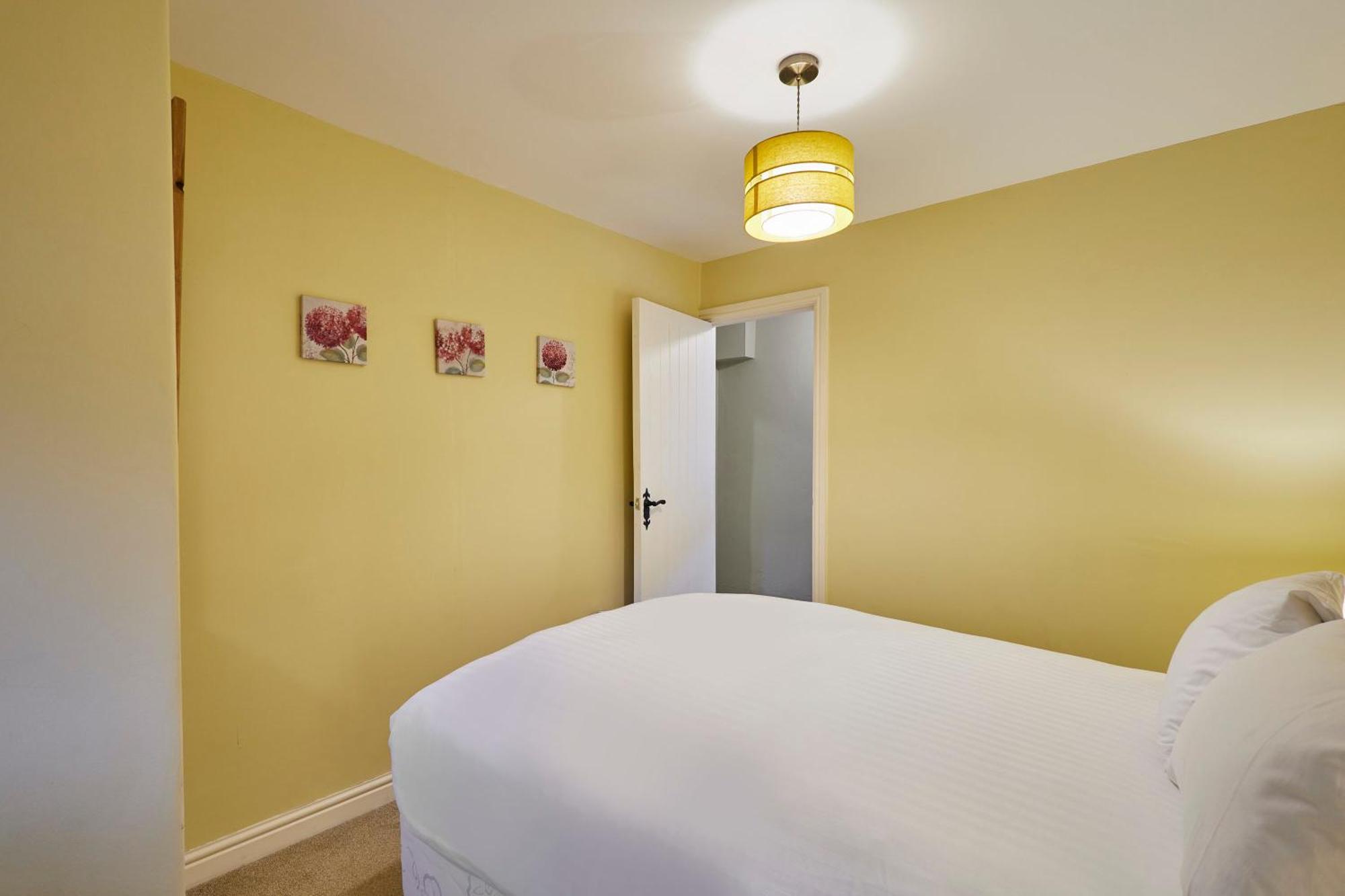 Host & Stay - Tithe Barn Cottages Easington Room photo